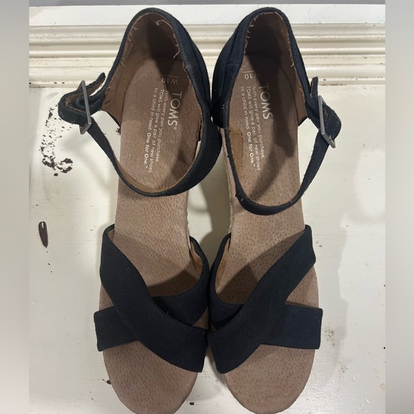 Pre owned Toms Wedge Heel Sandal / black and tan - Size 10
Ankle strap - Picture 1 of 7